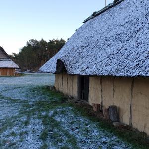 Hvolrishuse med sne på